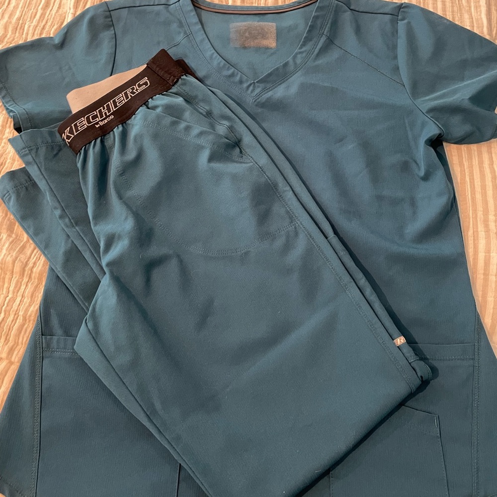 Set of sketchers active teal women’s scrubs